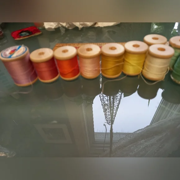 24 Assorted Sewing Thread Spools - Picture 4 of 5